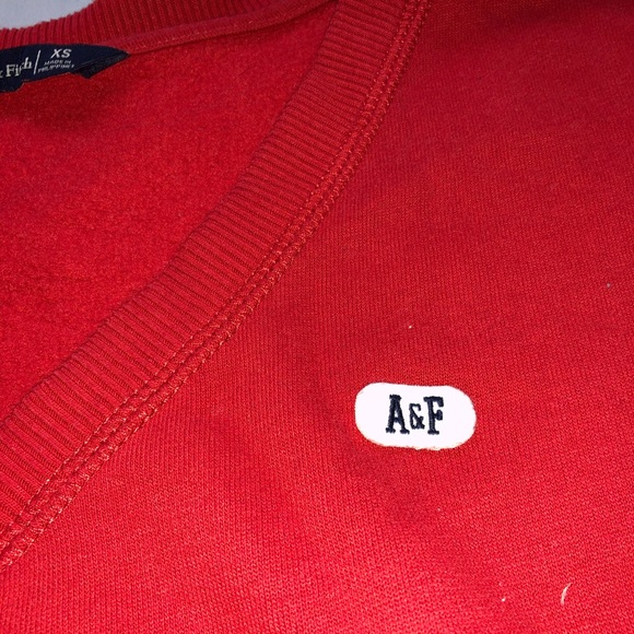 a&f red v neck fleece sweater with white trim - Picture 3 of 6